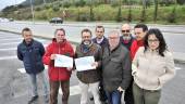 EXPOSICIÓN. Rafael Valdivielso, en el centro, con representantes de la Asociación de Vecinos Fuente del Árbol, de Las Fuentezuelas.