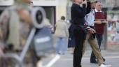 A PIE. Turistas toman fotografías en una calle de la capital.