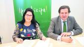 RÚBRICA. Encarnación Martínez y Luis Jesús García-Lomas, durante la firma del convenio.