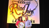SINCERIDAD. Inés María Vilches, con el recuerdo en cerámica de los Premios Reino de Jaén-La Campiña, y al alcalde de Cazalilla, Manuel Raya.