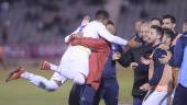 GOL. Juan Carlos celebra con el banquillo el segundo tanto ante el Motril.