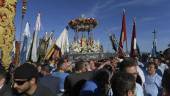 UNA JORNADA ESPLÉNDIDA. Los anderos llevan la imagen de la Virgen hacia el altar en el que se situó a la Virgen de la Cabeza durante la misa de campaña. El cerro se llena de emoción. 