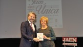 El director de Diario JAÉN, Juan Espejo, entrega el galardón a la presidenta de la asociación, María Fernanda Valverde.