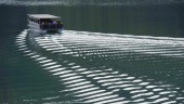 visitantes. El barco solar navega por el pantano de El Tranco, en pleno Parque Natural de Cazorla, Segura y Las Villas, en una fotografía de archivo. 