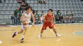 PARTIDO. Pablo Sánchez bota el balón en un partido con el Unicaja.