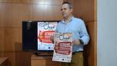 TURISMO. El concejal Jesús del Moral con el cartel de presentación de “Noche de San Juan en la Muralla”. 