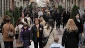 Vecinos pasean en una calle comercial de Linares, en una fotografía de archivo.