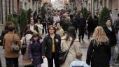 Vecinos pasean en una calle comercial de Linares, en una fotografía de archivo.