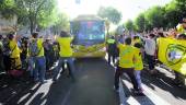 MOMENTO. Los seguidores del Jaén FS reciben al equipo en su llegada a Cáceres.