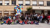 COMPAÑEROS. Los alumnos del colegio Muñoz Garnica celebran el Día Internacional de Concienciación Sobre el Autismo.
