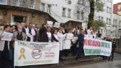 NO A LA VIOLENCIA. Trabajadores de la sanidad andaluza, en la concentración junto al centro de salud Virgen de Linarejos. 