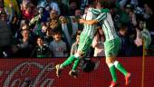 MOMENTO. Canales y Joaquín celebran un gol.