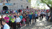 ENCUENTRO. Los participantes, capitaneados por la Asociación Peregrinos del Alba, comienzan a hacer cola para visitar a la Virgen de la Cabeza en su basílica, tras el camino.