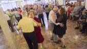 OCIO. Algunas parejas bailan en la inaugiración del “Espacio de Ocio y Encuentro para Mayores”.