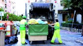 SERVICIO. Empleados de FCC, empresa que presta el servicio de recogida de basura, limpieza viaria y jardines.