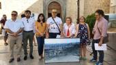 galardones. Juan Ángel Pérez y Paqui Medina, con familiares de Parras y los premiados del certamen de pintura rápida.