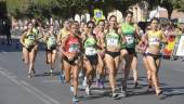 COMPETICIÓN. Carrera femenina en la Calle Virgen de la Cabeza y debajo Lansi, Gómez, Fontes y Natalia Romero saludando.