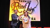 aplauso. María José Cantudo recogió el reconocimiento de manos del presidente de Diario JAÉN, S. A.