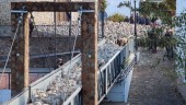 TRADICIÓN. El paso de las ovejas por un puente, en el casco urbano de Mogón, suscita expectación entre los vecinos de este núcleo de Las Villas.