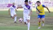 JUGADA. Mario Martos trata de controlar el balón en La Victoria.