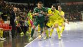 PARTIDO. El jiennense Daniel Giasson trata de impedir la progresión de Juninho, jugador del Osasuna Magna.