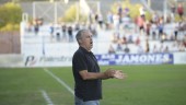 ánimoS. Joseba Aguado aplaude a sus jugadores en un partido jugado en Linarejos.