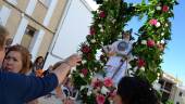 DEVOCIÓN. Una mujer le ofrece flores a la imagen del Niño Jesús. 