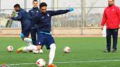 TRABAJO. Pico se dispone a golpear el balón en una sesión de entrenamiento en la Universidad,