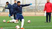 TRABAJO. Pico se dispone a golpear el balón en una sesión de entrenamiento en la Universidad,