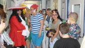 ANIMACIÓN. Los personajes del cuento de “Peter Pan”, durante la fiesta fin de curso con los niños hospitalizados en Jaén. 