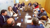 EN MADRID. Reunión de alcaldes y miembros del PP jiennense con el Grupo Popular en el Congreso.