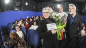 CINE. La actriz Kiti Mánver recoge en los multicines La Loma el Premio Asecan Josefina Molina mientras sus primas de Sabiote la saludan desde el público.