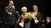 EN FAMILIA. Arriba, Alejandro Jaén, junto a su madre, Pilar Palacios, y su esposa, Claudia Romo. A la derecha parte del público asistente. Sobre estas líneas, con el teniente coronel jefe de la Comandancia, Luis Ortega, y el general José Fernández. A la derecha, saluda a Eleuterio Muñoz, presidente de DIARIO JAÉN S. A.