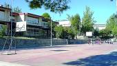 COLEGIO. Imagen de archivo del Alfredo Cazabán y captura del vídeo en el que se ve la rata salir de la pared del patio. 