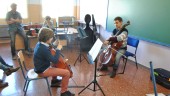 INSTRUMENTOS. Uno de los alumnos recibe las indicaciones de su profesor de violonchelo durante el curso impartido en el colegio Muñoz Guernica de Jaén.