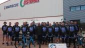 EQUIPO. Los ciclistas posan en una foto de familia junto a las instalaciones de Mariscos Castellar, en la comarca de El Condado. 