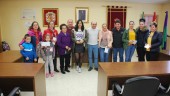 SATISFACCIÓN. La alcaldesa, Laura Nieto, con agraciados y empresarios del municipio valdepeñero.