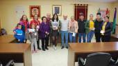 SATISFACCIÓN. La alcaldesa, Laura Nieto, con agraciados y empresarios del municipio valdepeñero.