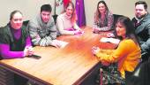 MESA DE TRABAJO. Verónica Toledano y Yolanda Pedrosa, con la junta directiva del mercado. 