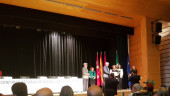 RECONOCIMIENTO. Bartolomé Cruz y Pilar Parra recogen el premio “Escoba de Oro”, concedido por Ategrus.