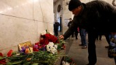 Ciudadanos muestran su solidaridad con las víctimas del atentado con flores.