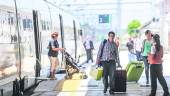 MIGRACIÓN. Varias personas recorren los andenes de la estación de tren.