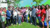 GUARDERÍA. Francisco Reyes, Susana Díaz, Cristóbal Rodríguez y Yolanda Caballero, con madres y niños de la guardería. La presidenta con vecinos de Castillo de Locubín. 