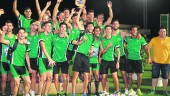 COMPAÑERISMO. La selección andaluza masculina de atletismo celebra quedar tercera en el Campeonato. 