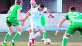 JUGADA. Nando y Óscar Quesada intentan robar un esférico en el partido ante el Villacarrillo.