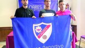 acto. Pablo Ortiz, Jorge Barba y Dani Palomares posan con la bandera del Linares Deportivo.