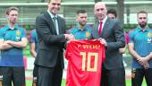 VISITA. Luis Rubiales entregó una camiseta de la selección a Pedro Sánchez, presidente del Gobierno.