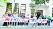 REIVINDICACIÓN. Pilar Cano, con sus cuatro hijos, acompañada de miembros de la PAH y de ediles de JeC.