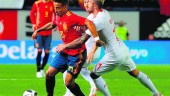 ACCIÓN. Thiago pelea por el control del balón con un jugador de la selección suiza.