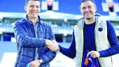 ACTO. Constantin Galca y Luis Enrique posan con las camisetas del Espanyol y el Barcelona.
